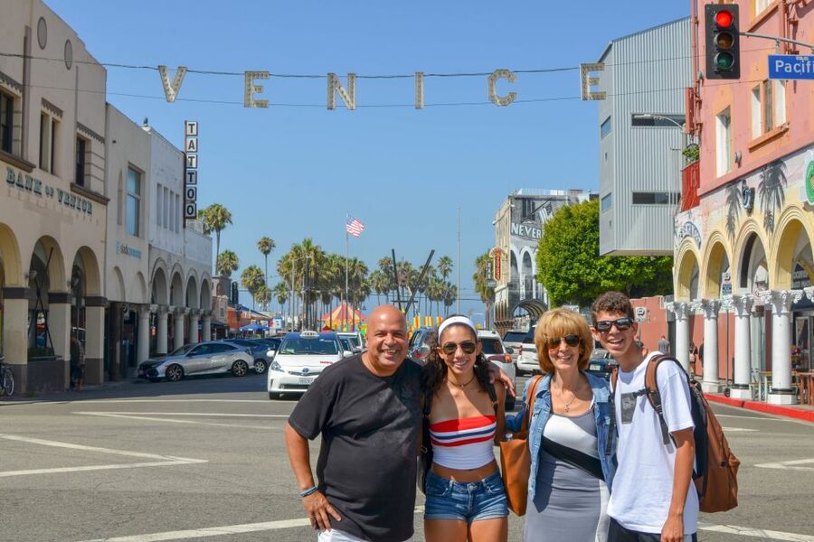 Full-Day City Tour of LA, Hollywood, Beverly Hills & Beaches - Santa Monica Pier: a quick taste of the coast