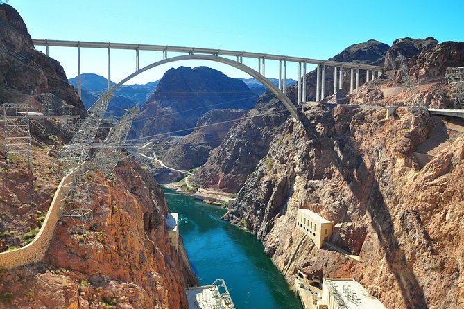 Las Vegas with Hoover Dam, 2-Days Tour from LA - Two hours at the Barstow outlets