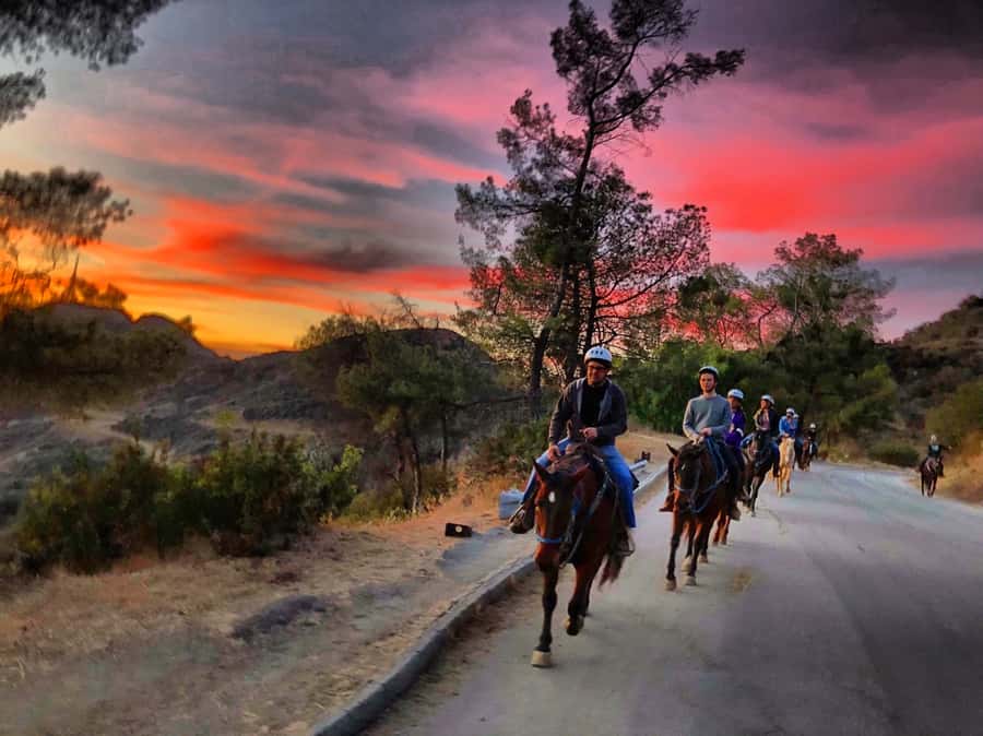 Los Angeles: Evening 2-Hour Hollywood Horseback Riding Tour - Key points to know before you book