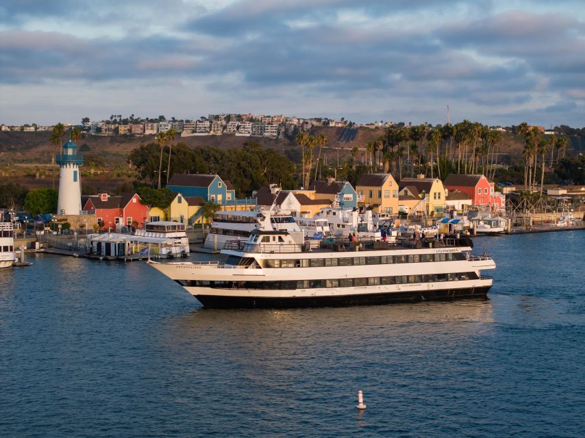 Marina Del Rey: Christmas Eve Buffet Brunch or Dinner Cruise - Service, seating, and the holiday mood
