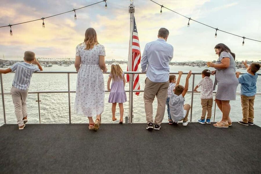 Newport Beach: City Cruises Weekend Dinner Cruise with DJ - A three-course meal at your own table