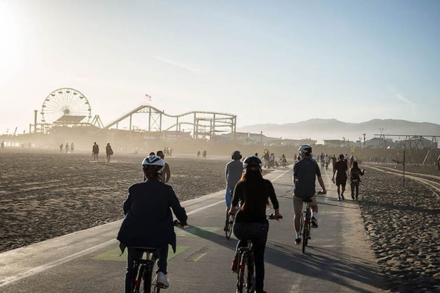 Santa Monica: Full Day Bike Rental - Finding your line along the Santa Monica beach path