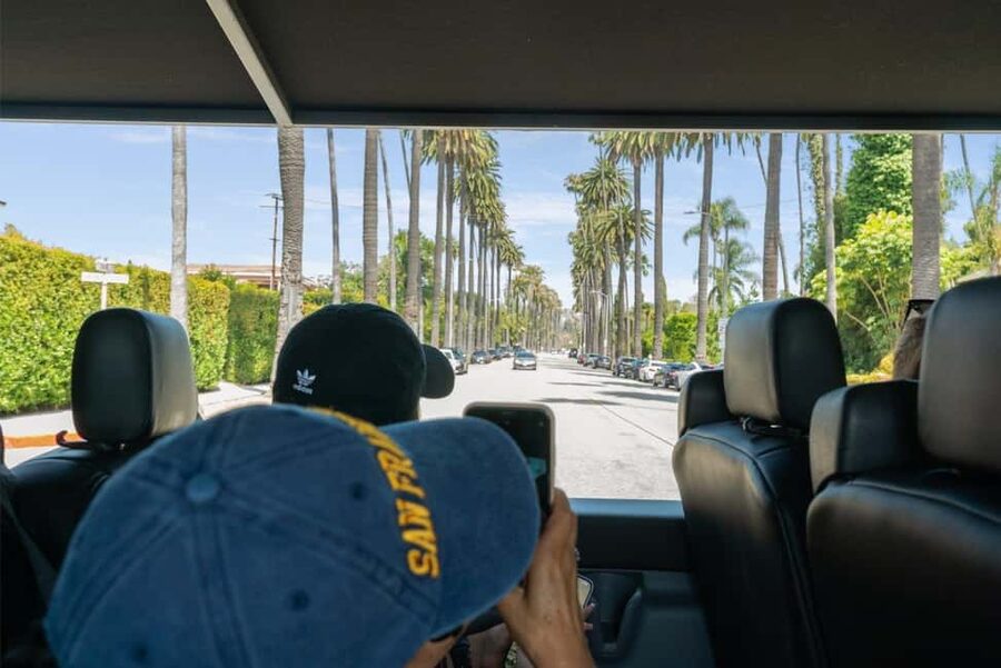 Santa Monica: Hollywood, Beverly Hills & Celebrity Home Tour - Rodeo Drive offers glamour, even without a shopping budget