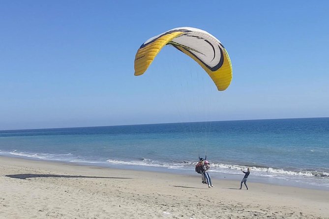 Tandem Paragliding flight with instructor in Malibu - Floating above Malibu instead of jumping from an airplane