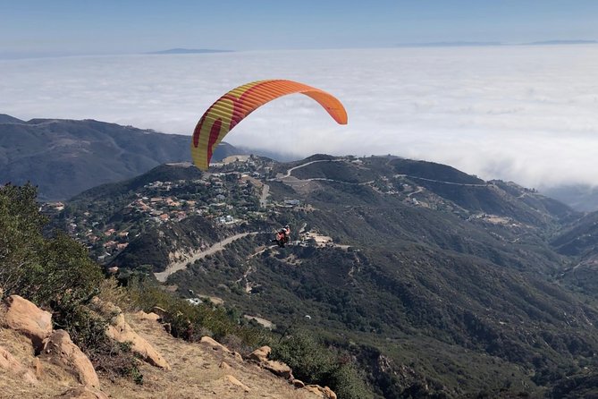 Tandem Paragliding flight with instructor in Malibu - The 10-minute briefing and getting into the harness