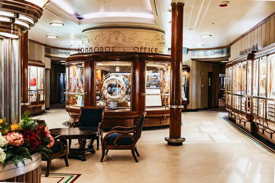 The Queen Mary: Admission, Tours, and Paranormal Experience - Guide quality, languages, and the best visiting style